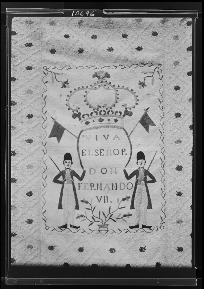 Colcha blanca en colores vivos. Detalle